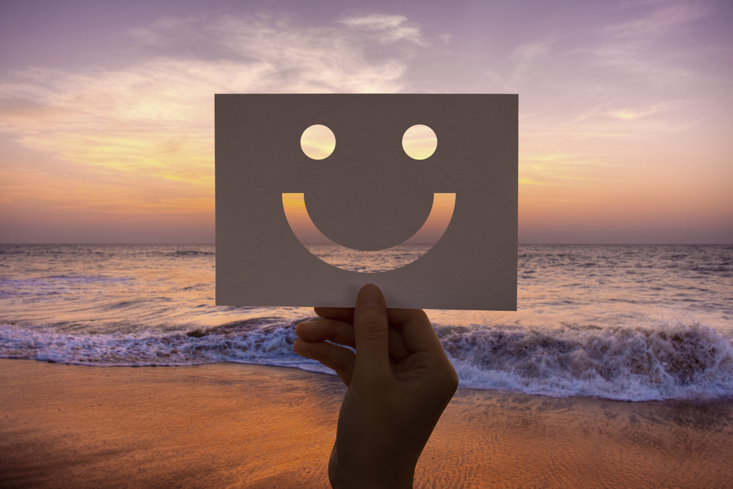 Happines alegre cara papel perforado alegre scaled