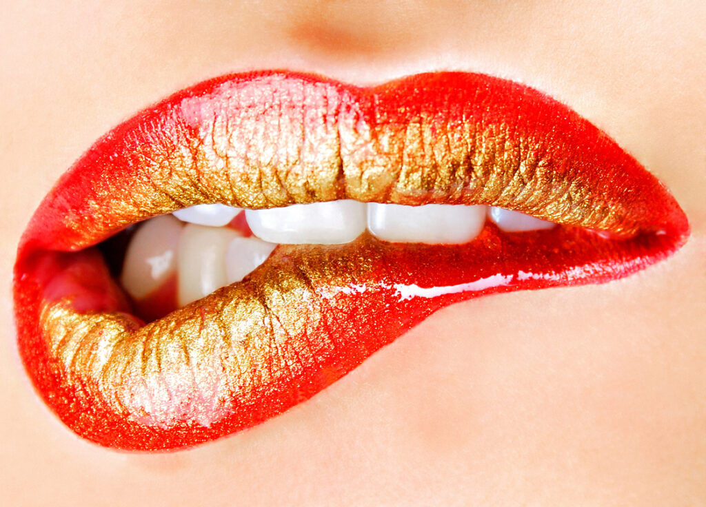 Maquillaje rojo dorado moda brillante labios humanos