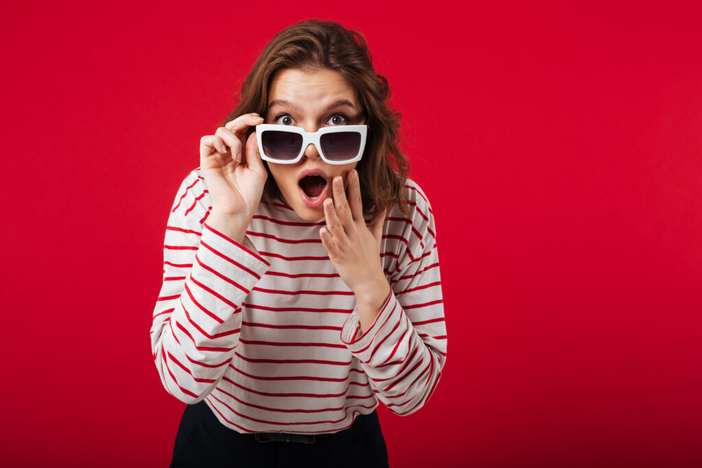 Retrato mujer sorprendida gafas sol