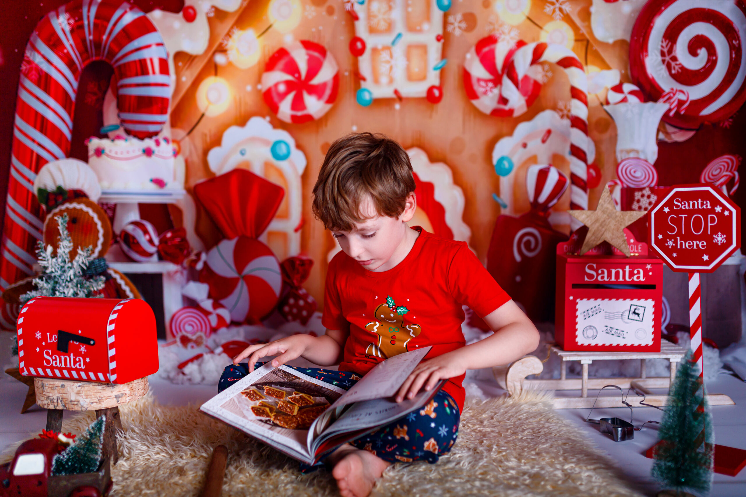 Nino leyendo libro noche navidad feliz navidad ano nuevo concepto vacaciones invierno espacio copiar texto sobre fondo rojo scaled